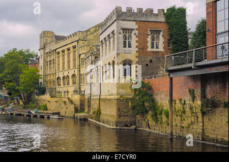 York Guildhall, ein 15. Jahrhundert Gebäude, Schuss aus den Fluss Ouse, die durch die Mitte-Mitte des City of York ausgeführt wird. Stockfoto