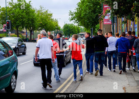 Nottingham, UK.14th September 2014. WM-Fußballspiel zwischen erbitterten Rivalen Nottingham Forest und Derby County passiert einfach am 10. Jahrestag seit Krippe beider Vereine sein Gehirn Clough starb. Manch einer die besten Fußball-Krippe von England, die niemals war. Wald-Fans schreien Missbrauch bei Derby Fans auf London Road in der Nähe von City Ground. Stockfoto