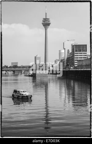 Moderne Bürogebäude und Rhein Turm, Medienhafen, Düsseldorf, Nord Rhein Westfalen, Deutschland Stockfoto