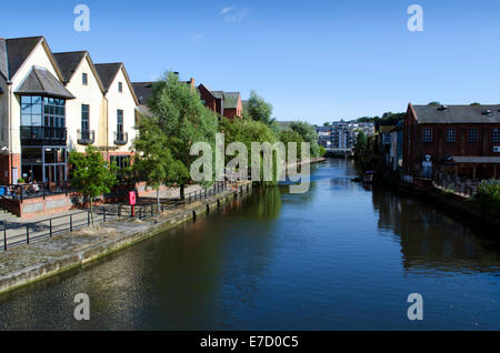 Kommerzielle Entwicklungen entlang dem Fluss Wensum in der Nähe von Norwich City centre Stockfoto