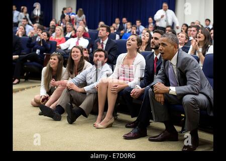 US-Präsident Barack Obama und Mitarbeiter sehen die USA Vs Belgien WM-Fußball-Spiel wird im Fernsehen in der Eisenhower Executive Office Building Süden Gericht Aula 1. Juli 2014 in Washington, DC. Stockfoto