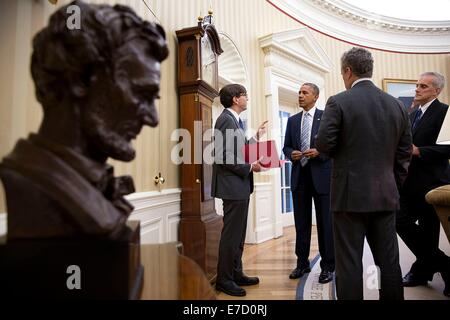 US-Präsident Barack Obama spricht mit Rat der wirtschaftlichen Berater Stuhl Jason Furman, National Economic Council Direktor Jeffrey Zients und Chef des Stabes Denis McDonough im Oval Office 2. Juli 2014 in Washington, DC. Stockfoto