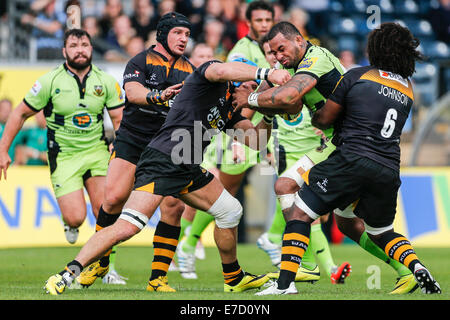 High Wycombe, England. 14. Sep, 2014. Aviva Premiership. Wespen im Vergleich zu Northampton Saints. Samu Manoa von Northampton Saints ist von James Haskell (links) und Ashley Johnson (rechts) von Wespen Credit in Angriff genommen: Action Plus Sport/Alamy Live News Stockfoto