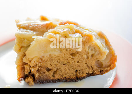 Tarte Tatin mit Äpfeln. Apple Pie. Zwei Scheiben auf einen Teller. Stockfoto