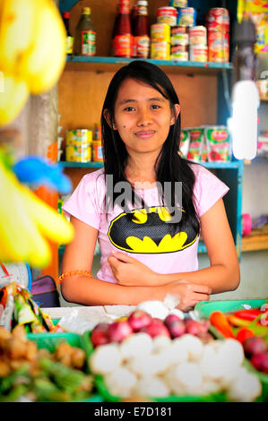 Mädchen arbeiten in Lahug Fresh Food Market Cebu City Philippinen Stockfoto