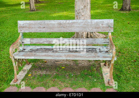 leere Bank im Park zum Entspannen Stockfoto