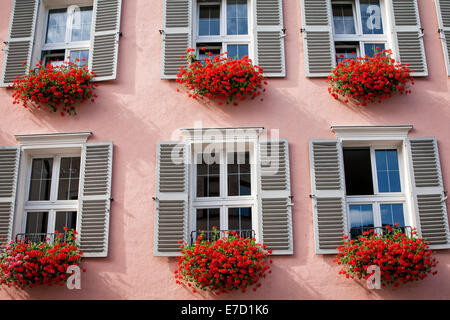Blumenkästen schmücken Fensterläden in Kitzbuhl, Österreich. Stockfoto