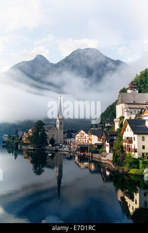 Morgen bricht auf Hallstatt am Hallstätter See, Österreich Stockfoto