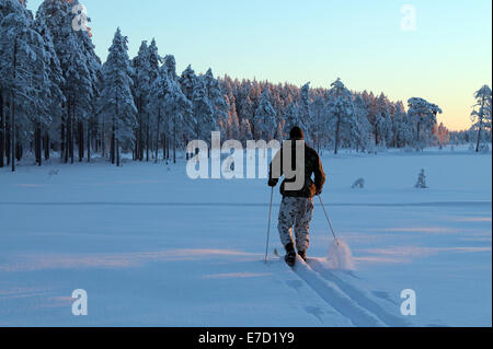 Soldat, Skifahren in Finnland Stockfoto