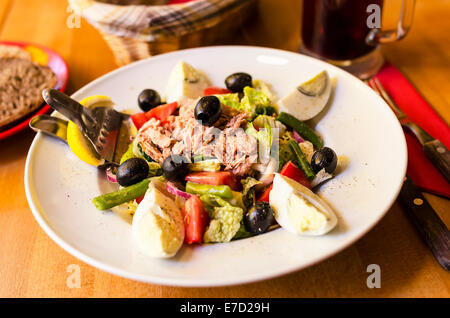 Salat mit Thunfisch, Tomaten, Basilikum und Zwiebeln. Stockfoto