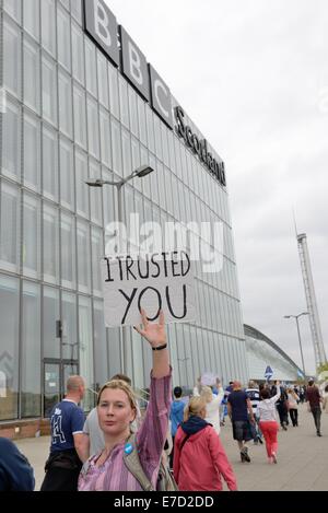 Glasgow, Schottland. 14. September 2014. BBC Protestmarsch. Eine erhebliche Menge an "Ja" Wähler marschierten durch Glasgow für den BBC-Studios zum protest gegen wahrgenommenen voreingenommen und korrupten Berichterstattung über Ereignisse im Vorfeld des Referendums. Bildnachweis: Douglas Carr/Alamy Live-Nachrichten Stockfoto