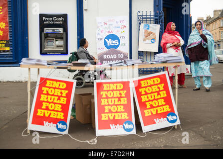 Glasgow, Schottland. 14. September 2014. Pro-schottische Unabhängigkeit "Ja Scotland" Kampagne Plakate, Banner und Saltire Fahnen schmücken Gebäude in der Pollokshields Gegend der Stadt, am 14. September 2014 in Glasgow, Schottland.  Schottland wird darüber abstimmen ob Sie im Vereinigten Königreich in einem Referendum am 18. September dieses Jahres Credit stattfinden zu lassen: Sam Kovak/Alamy Live News Stockfoto