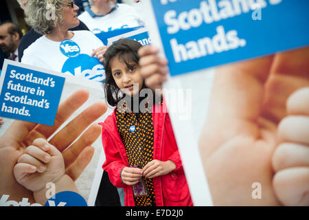 Glasgow, Schottland. 14. September 2014. Pro-schottische Unabhängigkeit Unterstützer versammeln sich in Albert Drive (Pollokshields) um ihre Unterstützung für ein ja in die bevorstehende Volksabstimmung über die schottische Unabhängigkeit am 14. September 2014 in Glasgow, Schottland. Schottland stimmen darüber, ob das Vereinigte Königreich in einem Referendum am 18. September dieses Jahres stattfinden zu lassen. Bildnachweis: Sam Kovak/Alamy Live-Nachrichten Stockfoto