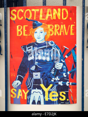 Glasgow, Schottland. 14. September 2014. Pro-schottische Unabhängigkeit "Ja Scotland" Kampagne Plakate, Banner und Saltire Fahnen schmücken Gebäude in der Pollokshields Gegend der Stadt, am 14. September 2014 in Glasgow, Schottland.  Schottland wird darüber abstimmen ob Sie im Vereinigten Königreich in einem Referendum am 18. September dieses Jahres Credit stattfinden zu lassen: Sam Kovak/Alamy Live News Stockfoto