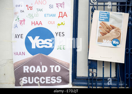 Glasgow, Schottland. 14. September 2014. Pro-schottische Unabhängigkeit "Ja Scotland" Kampagne Plakate, Banner und Saltire Fahnen schmücken Gebäude in der Pollokshields Gegend der Stadt, am 14. September 2014 in Glasgow, Schottland. Schottland stimmen darüber, ob das Vereinigte Königreich in einem Referendum am 18. September dieses Jahres stattfinden zu lassen. Bildnachweis: Sam Kovak/Alamy Live-Nachrichten Stockfoto