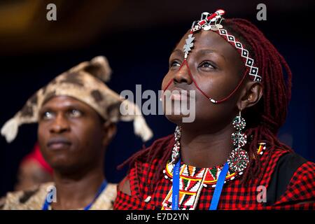 Josephine Kulea in Kenia Tracht gekleidet und Zuschauer hören, wie Präsident Barack Obama Bemerkungen beim Rathaus eine junge afrikanische Staats-und Regierungschefs Initiative 28. Juli 2014 in Washington, DC liefert. Stockfoto