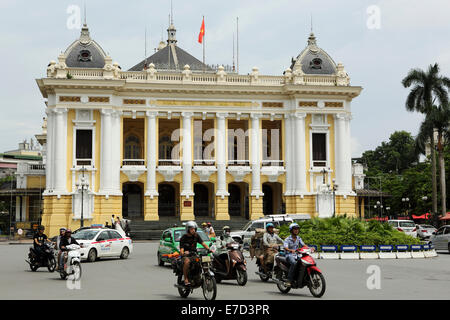 Verkehr des Opernhauses in Hanoi, Vietnam. Das Opernhaus ist ein Erbe der französischen Kolonisation. Stockfoto