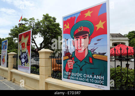 Propaganda-Plakate außerhalb Vietnam Militärhistorischen Museum in Hanoi, Vietnam. Stockfoto