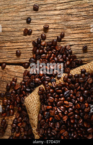 Kaffeebohnen auf Jute-Tasche Stockfoto
