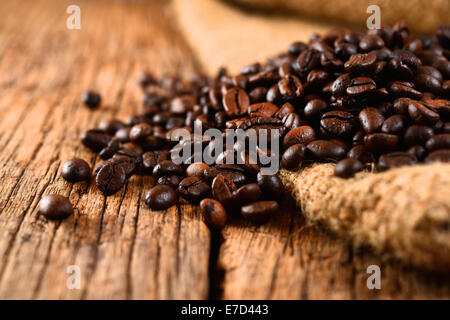 Kaffeebohnen auf Jute-Tasche Stockfoto
