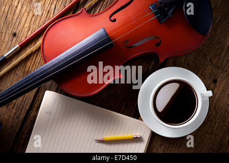 Kaffeetasse mit Geige Stockfoto