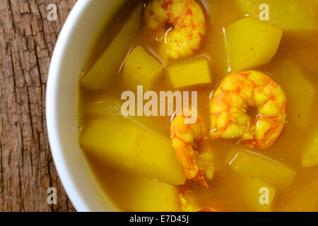 saure Suppe aus Tamarindenpaste mit Garnelen und Papaya, thailändisches Essen Stockfoto