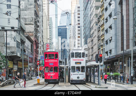 Sheung Wan Straßenbahn Endstation, Straßenszene von Hong Kong, mit Straßenbahnen und Fußgänger. Stockfoto