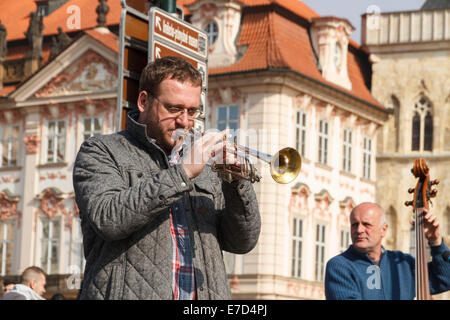 Trompete Kontrabass-Spieler Spieler Straßenkünstler Interpreten als Straßenmusikant Busker Buskers in einem alten Platz in Prag Tschechische Republik Stockfoto