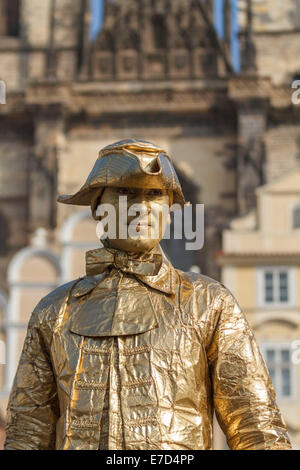 MIME-Künstler Statue gold golden Straßenkünstler Interpreten als Straßenmusikant Busker Buskers in einem alten Platz in Prag Tschechische Republik Stockfoto