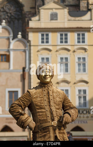 MIME-Künstler Statue gold golden Straßenkünstler Interpreten als Straßenmusikant Busker Buskers in einem alten Platz in Prag Tschechische Republik Stockfoto