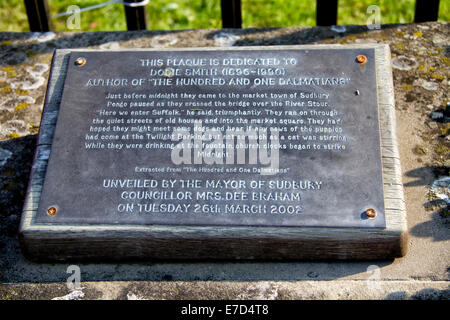 Plaque gewidmet Dodie Smith, Autor von 101 Dalmatiner, Sudbury, Suffolk, UK Stockfoto