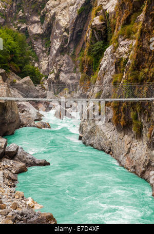 Hängende Hängebrücke im Himalaya-Gebirge, Nepal. Stockfoto