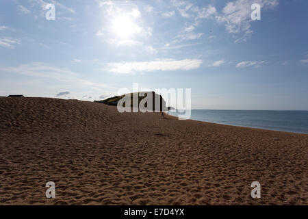 Das Meer Stadt von West Bay, in der Nähe von Bridport, Dorset, England, an einem schönen klaren sonnigen Tag mit strahlend blauem Himmel. Stockfoto