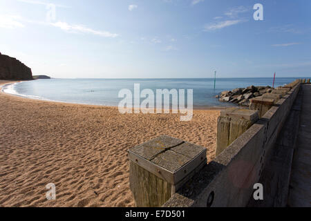 Das Meer Stadt von West Bay, in der Nähe von Bridport, Dorset, England, an einem schönen klaren sonnigen Tag mit strahlend blauem Himmel. Stockfoto