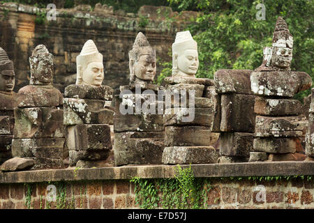 Geformten Steinköpfe auf einer Brücke in der Nähe von Angkor Thom in Siem Reap, Kambodscha. Stockfoto