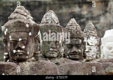 Geformten Steinköpfe auf einer Brücke in der Nähe von Angkor Thom in Siem Reap, Kambodscha. Stockfoto