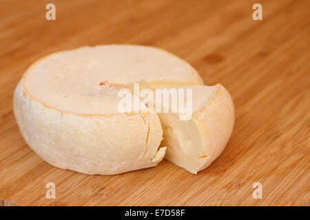 Camembert Käse auf Holzbrett Nahaufnahme Stockfoto