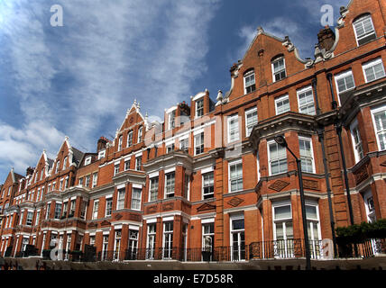 Reihe von rotem Backstein Wohnungen in Mayfair, London, UK Stockfoto