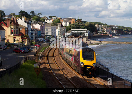 Ein Dieseltriebwagen der Baureihe 221 Voyager mit der Nummer 221125, der am 27. Juni 2014 in Dawlish im Geländeeinsatz eingesetzt wurde. Stockfoto