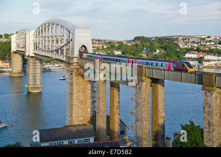 Ein XC-Voyager arbeitet ein Cross Country trainiert Dienst in der Royal Albert Brücke bei Saltash. Stockfoto