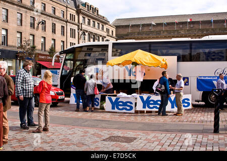 Dundee, Schottland, Vereinigtes Königreich. 14. September 2014: schottisches Referendum "Ja Stimmen"-Kampagne. Schottische nationale Partei politische Aktivisten neben ihrer Abstimmung ja Bus in Dundee City Center ermutigend die Schotten mit Ja Stimmen für Unabhängigkeit am 18. September 2014. Bildnachweis: Dundee Photographics / Alamy Live News Stockfoto