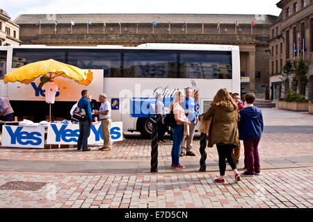 Dundee, Schottland, Vereinigtes Königreich. 14. September 2014: schottisches Referendum "Ja Stimmen"-Kampagne. Schottische nationale Partei politische Aktivisten neben ihrer Abstimmung ja Bus in Dundee City Center ermutigend die Schotten mit Ja Stimmen für Unabhängigkeit am 18. September 2014. Bildnachweis: Dundee Photographics / Alamy Live News Stockfoto