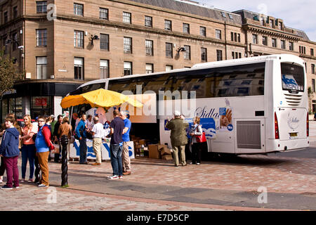 Dundee, Schottland, Vereinigtes Königreich. 14. September 2014: schottisches Referendum "Ja Stimmen"-Kampagne. Schottische nationale Partei politische Aktivisten neben ihrer Abstimmung ja Bus in Dundee City Center ermutigend die Schotten mit Ja Stimmen für Unabhängigkeit am 18. September 2014. Bildnachweis: Dundee Photographics / Alamy Live News Stockfoto