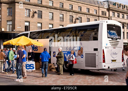 Dundee, Schottland, Vereinigtes Königreich. 14. September 2014: schottisches Referendum "Ja Stimmen"-Kampagne. Schottische nationale Partei politische Aktivisten neben ihrer Abstimmung ja Bus in Dundee City Center ermutigend die Schotten mit Ja Stimmen für Unabhängigkeit am 18. September 2014. Bildnachweis: Dundee Photographics / Alamy Live News Stockfoto