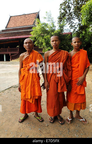 Buddhistische Mönche durch einen Tempel in Angkor Wat in Siem Riep, Kambodscha. Stockfoto