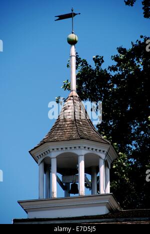 SLEEPY HOLLOW, New York: Eine kleine Glocke hängt in den hölzernen Kuppel Kirchturm von der 1685 alte holländische Kirche von Sleepy Hollow Stockfoto