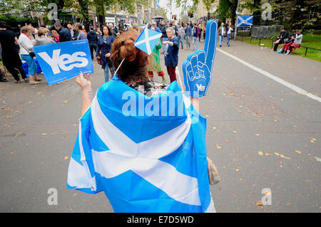 Edinburgh, Schottland. 14. September 2014.  Mit Umfragen, was darauf hindeutet, dass die ja und besser gemeinsam Kampagnen noch Hals und Nacken sind sind beide Seiten nun gezielt die 500.000 unentschlossene Wähler vor dem 18. September, wenn die Menschen in Schottland, ihre Meinung über das Land der Zukunft. Bildnachweis: ZUMA Press, Inc./Alamy Live-Nachrichten Stockfoto