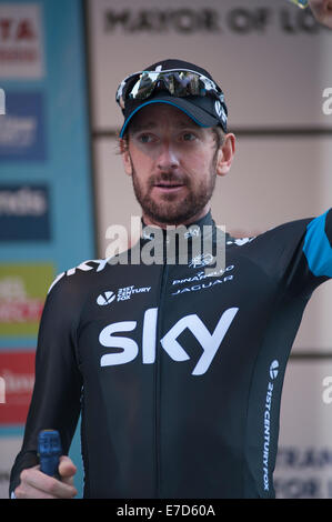 Whitehall, London UK. 14. September 2014. Sir Bradley Wiggins (3.) Team Sky auf dem Podium nach der letzten Stufe 8 b Schaltung Rennen im Zentrum von London. Bildnachweis: Malcolm Park Leitartikel/Alamy Live-Nachrichten Stockfoto