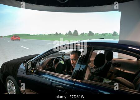 US-Präsident Barack Obama in den Fahrersitz eines Fahrzeugs-Simulators bei einem Rundgang durch das Turner-Fairbank Highway Research Center 15. Juli 2014 in McLean, Virginia sitzt. Stockfoto