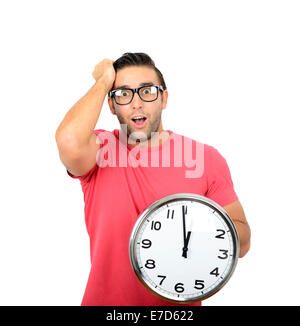 Mann in der hand mit grossen Uhr schreien isoliert auf weiss Stockfoto